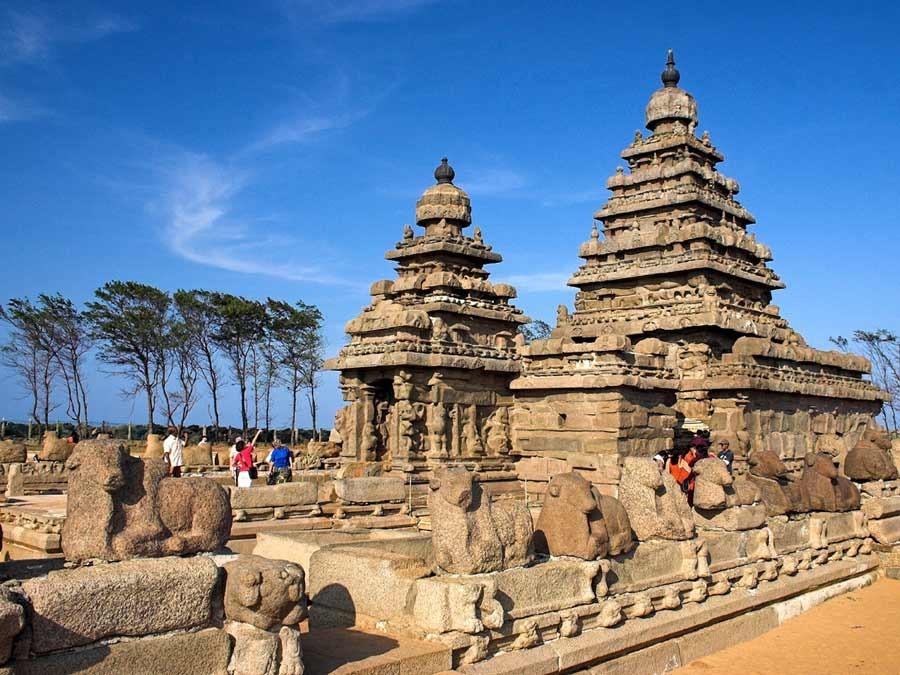 In Dravidian shrine (vimana) the lower tiers support horizontal bands or cloisters (haras) of pavilions based on timber prototypes.