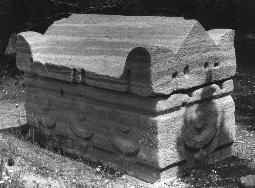 Fig. 6: Caesarea, garland sarcophagus a back view (quarry state). 3. (Syriae) Pale(s) 4. tinae cons(ulis) 5. Iul(ius) Tiberia- 6. nus (centurio) leg(ionis) X Fr(etensis) 7.