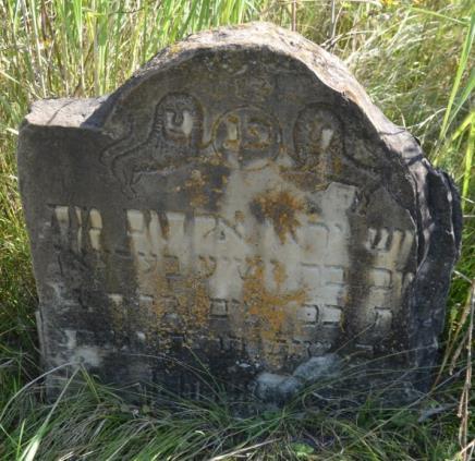 Many tombstones from the Soviet period also bear Jewish symbols, while others have no sign indicating the Jewish ethnicity of the deceased (Fig. 39). 38.