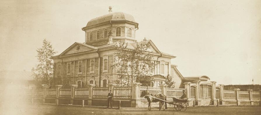 The impressive wooden synagogue was erected in 1895 (Fig. 42), and in the 1930s it was converted into an apartment house and lost its prominent dome (Figs. 43, 44).