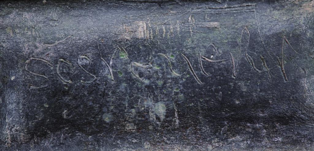 Slika 6. Natpis na capselli (foto: Z. Alajbeg) Figure 6. Inscription on capsella (photograph by Z.