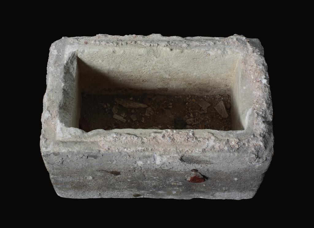 Slika 3. Relikvijar bez poklopca (foto: Z. Alajbeg) Figure 3. Reliquary without lid (photograph by Z. Alajbeg) iz V. st.