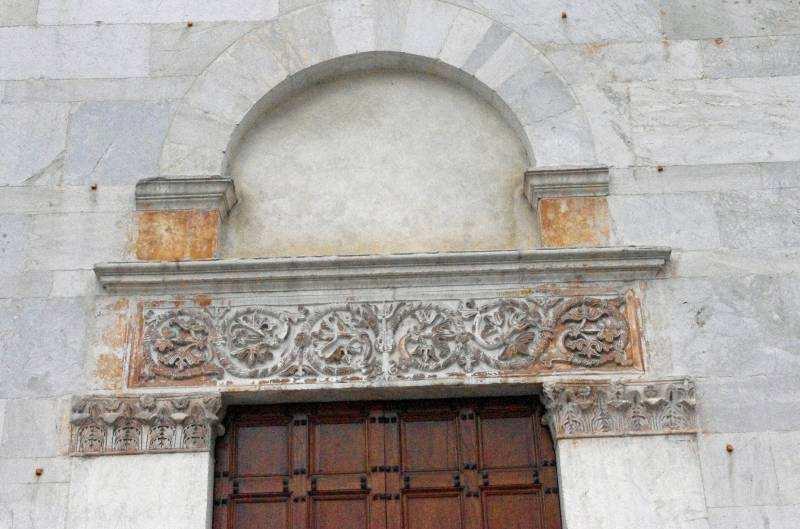 Lucca. San Frediano Central doorway The lintel is sculptured with six foliage motifs with a clover-like pattern.