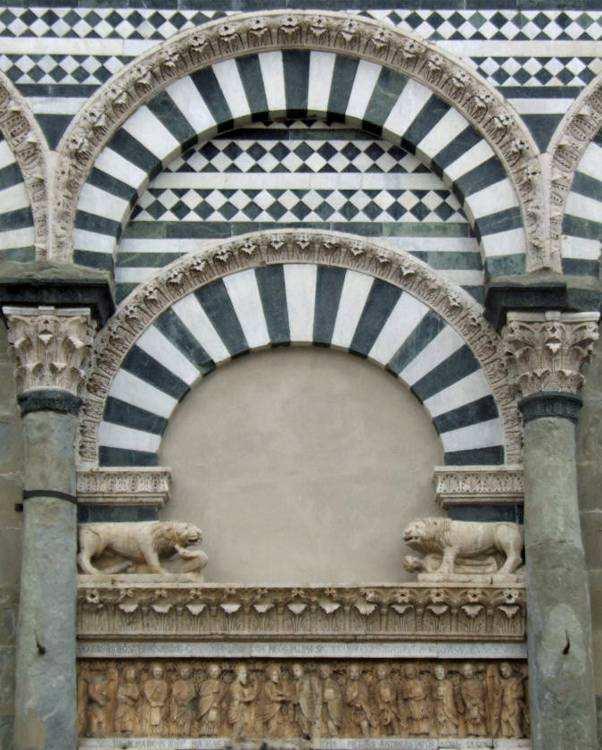 Pistoia, San Bartolomeo in Pantano West façade and Top of central door The format of the lintel is very similar to that at San Giovanni Fuorcivitas: there is a broad band of foliage decoration,