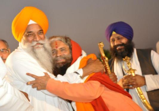 Giani Gurubachan Singh, Chief Jathedar Golden Temple Head, Akal Takhat Sahib also was present on November 3 rd, 2013 for the grande Sant Sammelan, bringing together the world s top religious