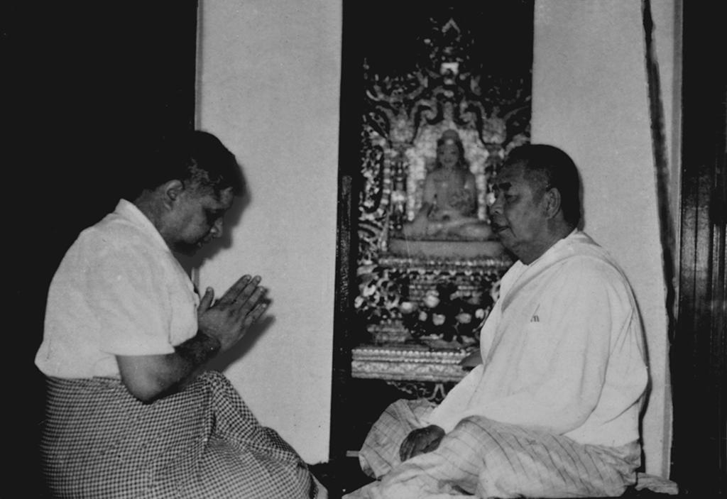 S.N. Goenka paying respects to his teacher, Sayagyi U Ba Khin.
