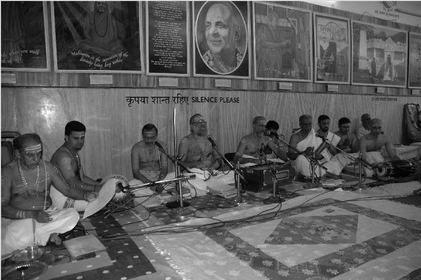24 THE DIVINE LIFE JULY 2009 TRADITIONAL BHAJANS 