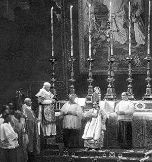 Seite 14 von 21 Pius X consecrates Giacomo Paolo Giovanni Battista della Chiesa, the future Pope Benedict XV, in the Vatican in 1907.