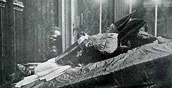 Seite 16 von 21 Pius X's cause, Pius XII bestowed the title of Venerable Servant of God upon Pius X. His body was exposed for 45 days, before being placed back in his tomb.