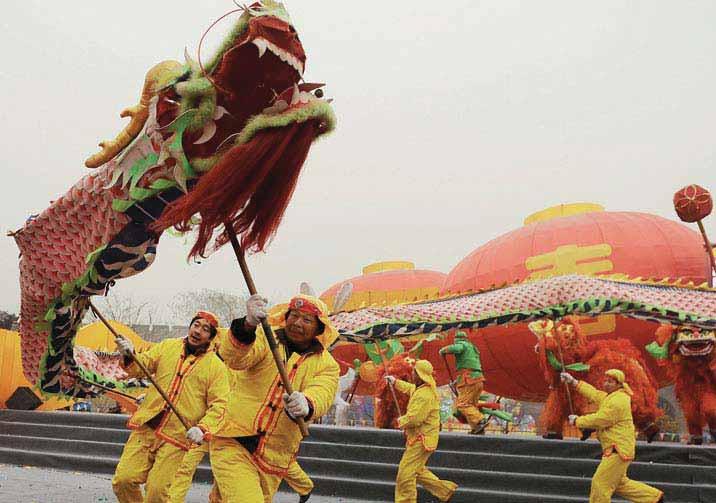 DAOISM AND CONFUCIANISM 199 Near the end of the Chinese lunar year, performers in Shanxi province carry on a traditional dragon dance in a festival honoring the kitchen god.