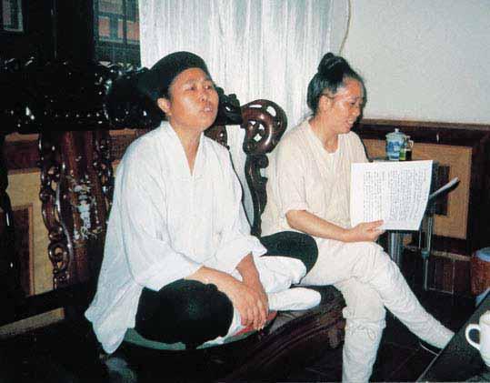 204 DAOISM AND CONFUCIANISM Daoist nun Huang Zhi An (left) organized a nunnery where women are being trained in traditional arts and Daoist spiritual practices.