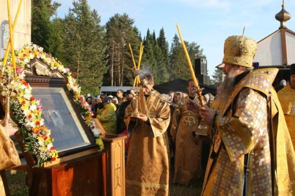 Legend has it that in 1383, on the high bank of the Great River, the peasant Agalakov was visited by the icon of St. Nicholas. Soon, the icon began to heal and work miracles.