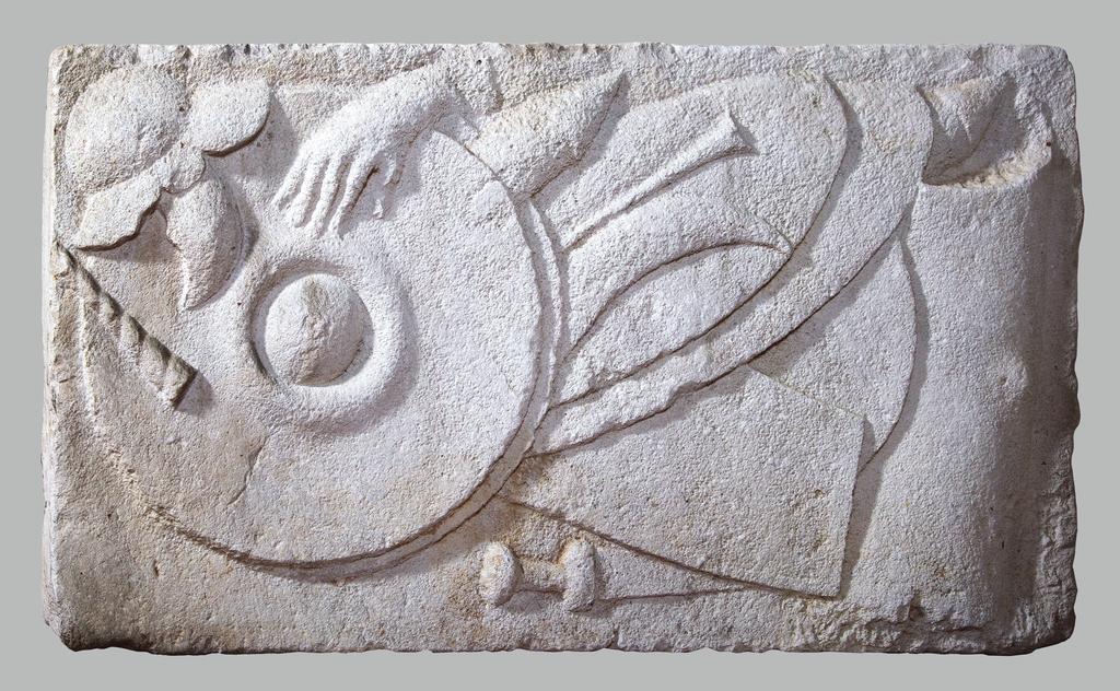 VAHD 108, 2015, 281-294 Sl. 1. Rimski reljef s vojnom opremom nađen u Splitu (foto: Ž. Bačić) Fig. 1. Roman relief with military gear in Split (photo: Ž.