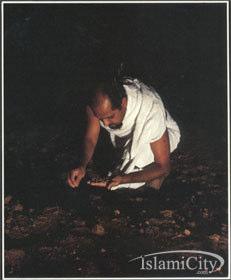The pilgrim then walks to the foot of nearby hills, and collects about 70 pea-size pebbles for throwing. I t is a good idea to collect additional pebbles to make up for accidental losses.