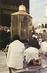 The step-stone used by the Prophet I brahim (pbuh) during the original construction of the Ka bah.