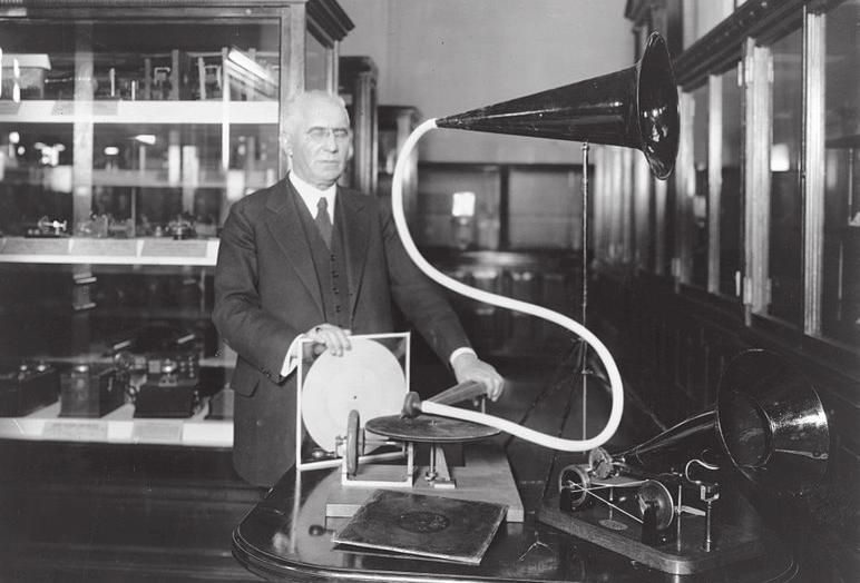 Recording on Phonograph Alexander Graham Bell decided to enhance Edison s discovery and filled wax on the spiral groove
