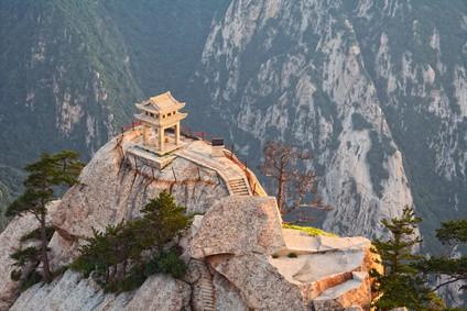 The mountain is known for the height at 2100 meters at the highest peak. It is located about 120 kilometers from Xi'an. It boasts sheer drop-offs and deep ravines.