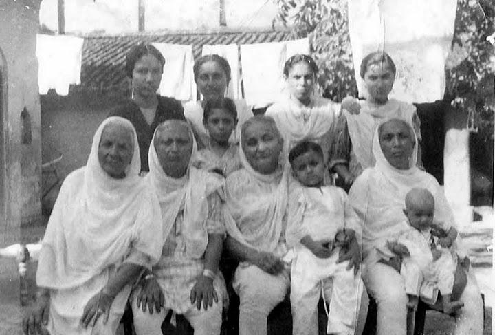 Sitting (L to R):- Buiyya, Amir Jahan, Anwari Begum+Makki Sb & w/o Rais Khan Makki Sahab Nuzhat