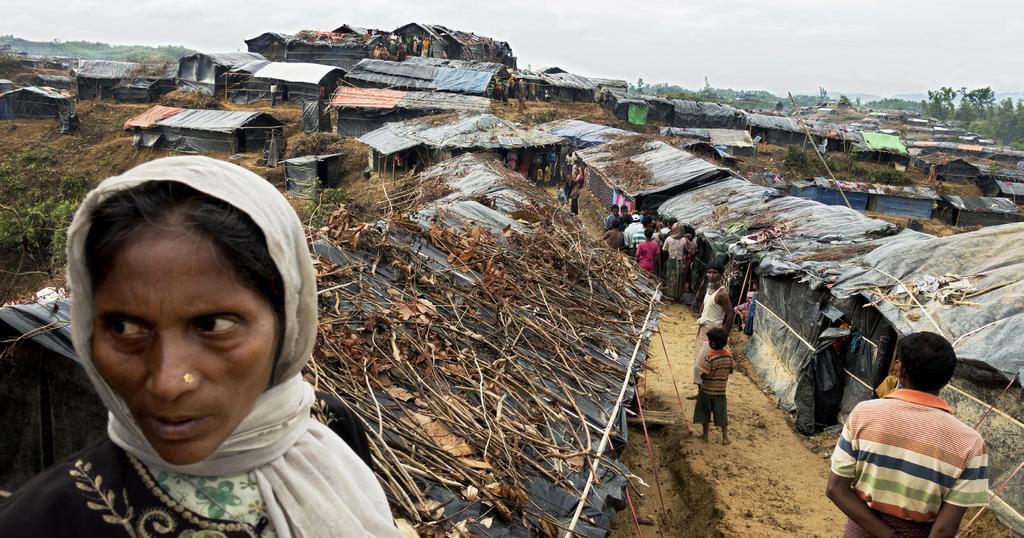 B E A R I N G W I T N E S S R E P O R T: Atrocity Crimes against Rohingya Muslims in Rakhine State, Myanmar Makeshift refugee sites, like this one in Balukali, cover the hillsides in southern