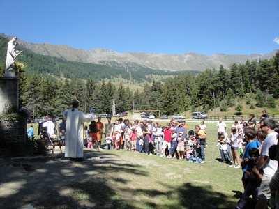 Valle d Aosta). About thirty young families in the first shift and forty in the second, shared their experience of faith and prayer, while children where being looked after for them.