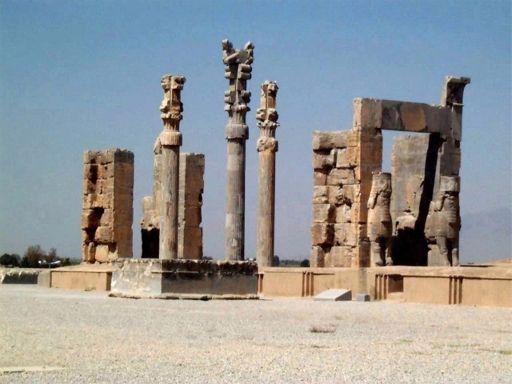 Persian Columns Cyrus the Great was responsible for picking the site of Persepolis but was Darius I who started