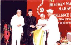 3rd Mahaveer Award - Shri Karan Singh, Member of Parliament, presenting the award to Shri Anna Hazare of Ralegaon