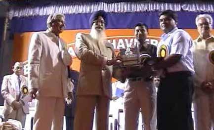 9th Mahaveer Award - His Excellency Shri Surjeet Singh Barnala, Governor of Tamil Nadu, presenting the award to