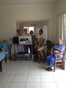 The elderly home at Palisiaweg in San Nicolaas received a generous donation on behalf of the staff and the COOP.