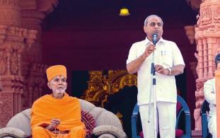 Kothari Uttamprakash Swami garlanded Pujya Mahant Swami Maharaj and the stage guests.