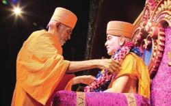 of India in honour of Pramukh Swami Maharaj. (Inset) Mahant Swami Maharaj garlands Pramukh Swami Maharaj s murti during the celebration assembly.