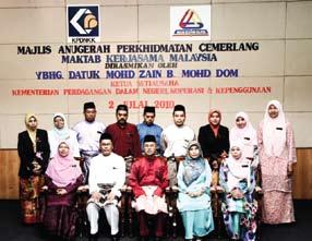 info Berita Kakitangan Majlis ANUGERAH PERKHIDMATAN CEMERLANG 2009 Penerima Anugerah Perkhidmatan Cemerlang bergambar mesra bersama YBhg. Datuk Mohd. Zain Mohd. Dom (duduk tiga dari kiri).