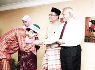 Para pelajar turut serta dalam majlis tersebut. Penyampaian zakat oleh Dato Mangsor bin Saad, Pengerusi Eksekutif SKM.