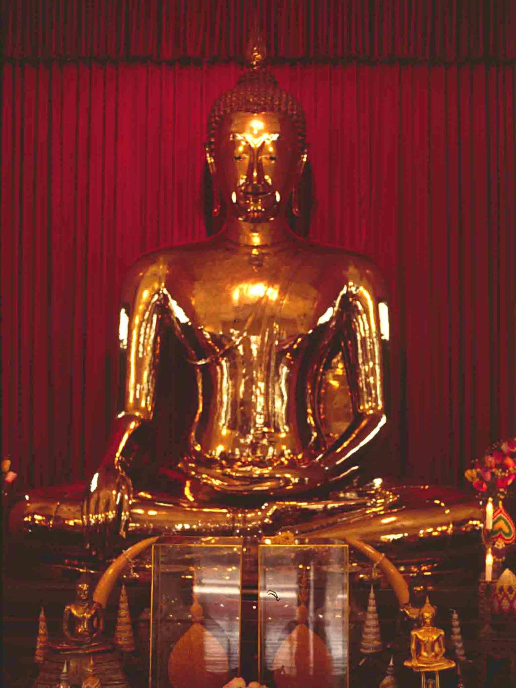 When we saw the Golden Buddha on our last trip, it was located in a temple of much