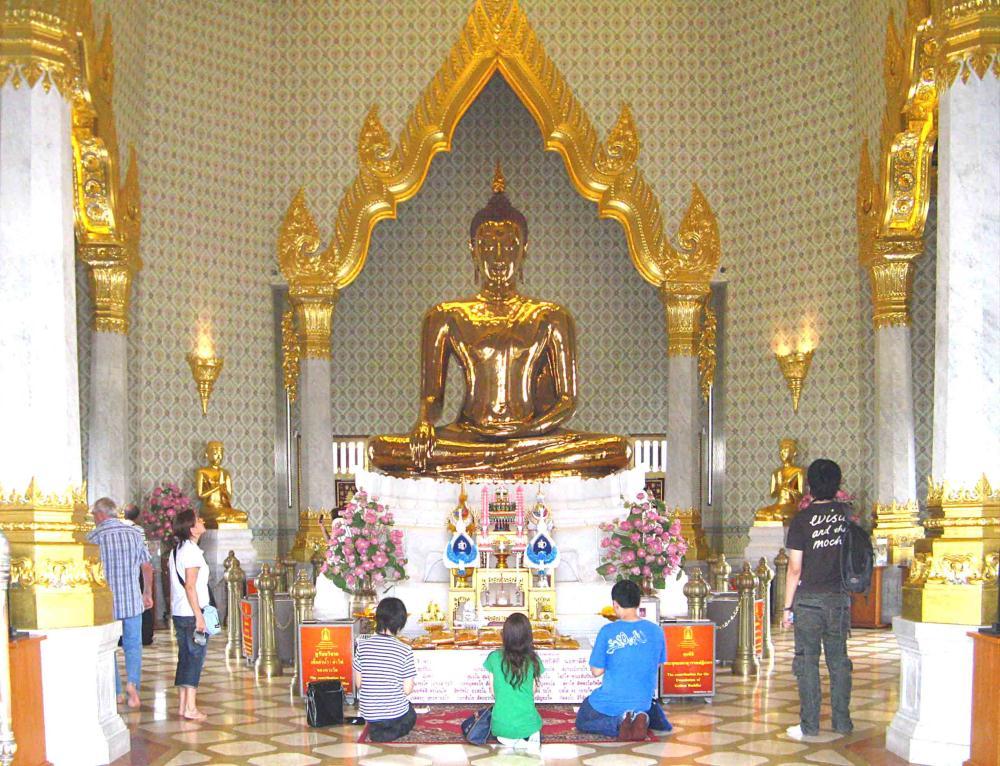 This time at Wat Traimit, it was in much more glitzy surroundings and