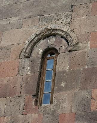 Windows placed on southern walls can be narrower than those placed on northern walls, even two adjacent windows often have different measurements.
