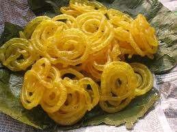 Not only on Holi, Diwali or any festive occasions, Jalebi is something which is included in the regular diet of all the people born with a sweet tooth.