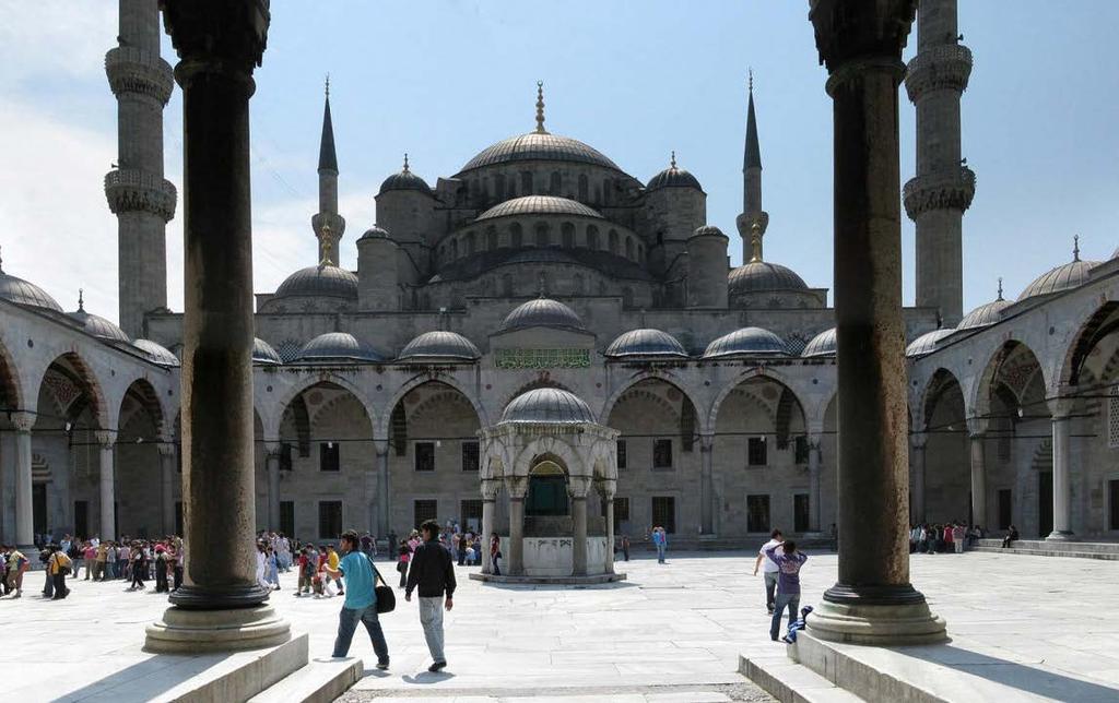Sultan Ahmed Mosque, Turkey By Ceinturion at English Wikipedia, CC