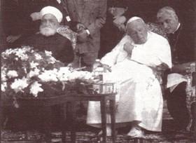 While in the mosque, John Paul II was also seated in a chair identical to that of the infidel Grand Mufti.