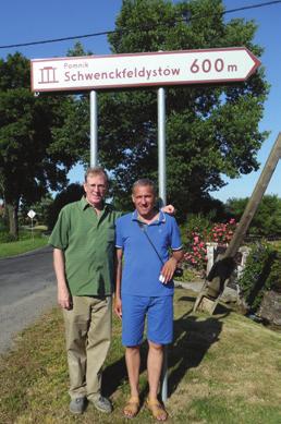 David Luz & Robert Skrocki at Viehweg pointing sign Later, as we arrived in Twardocice (Harpersdorf) to make our way to the Viehweg.