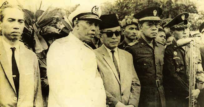 Funeral of Sutan Syahrir 1966 from left, Adam Malik, Johannes Leimena, Hatta, HBIX, Suharto.
