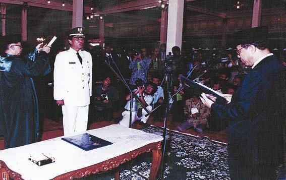 Hamengku Buwono X taking the oath as Governor of Yogyakarta Special