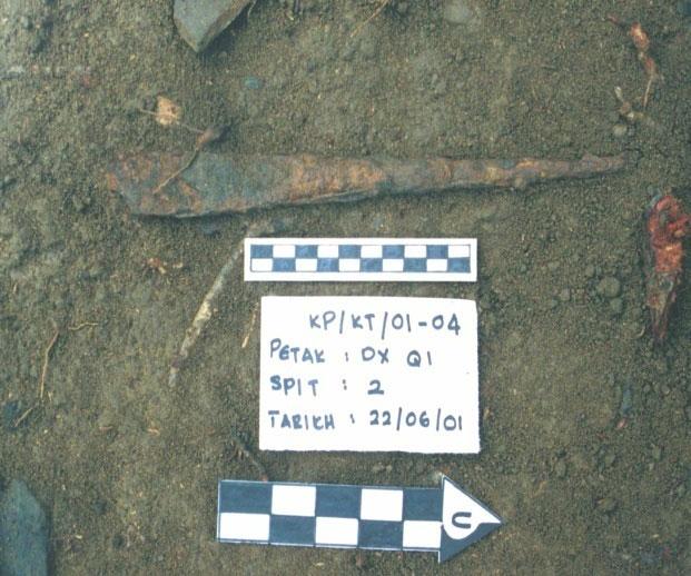 218 Asyaari Muhamad Alat Senjata Alat-alat senjata seperti keris, lembing, tombak dan sebagainya sukar dijumpai semasa kajian galicari arkeologi dilakukan di sepanjang tapak