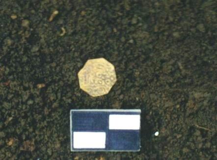 220 Asyaari Muhamad Foto 11. Jumpaan istimewa duit syiling dinar emas yang tertera nama Sultan Abdul Jalil Riayat Shah III. Keadaan mula-mula ditemui secara in-situ Foto 12.
