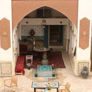 Kashan : Negin Hotel (Hotel) 1 night The Negin Hotel is located in the heart of old city next to the ancient and famous azar and within 5-10 minutes walk of multiple historic mosques, houses and