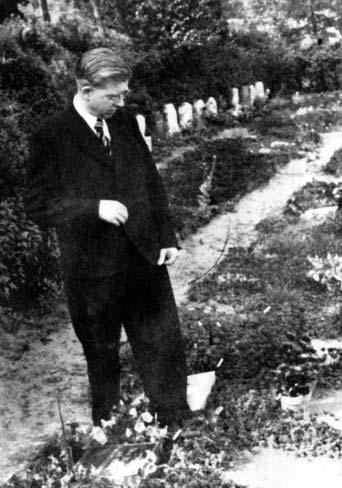 Father Heinrich Kreutzberg in front of Franz Jägerstätter s grave at the