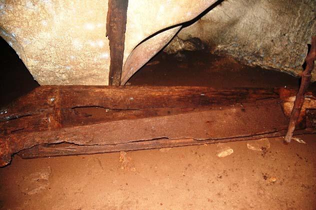 522 / Yunus Sauman Sabin et al. bagaimanapun masih dapat dikesan sebuah lubang air mayat di bahagian belahan bawah keranda. Sementara keranda kanak-kanak terletak di celah dinding gua kira-kira 3.