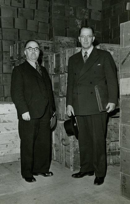 Tinitingnan nina Elder Ezra Taft Benson, kanan, kasama si President Max Zimmer, gumaganap