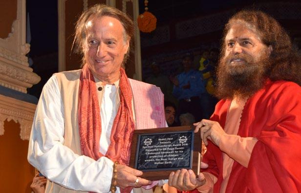 The Founder and head of BhaktiFest, Sridhar Silberfein specifically came from the United States to the International Yoga Festival to present the award to Pujya Swamiji for His great work on behalf