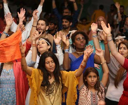 Mark Robberds of Australia led a guided Ashtanga Yoga Class with Modifications for All. Sadhvi Bhagawati Saraswatiji lead a beautiful Ganga Flow Meditation on Letting Go, Expanding and Connecting.