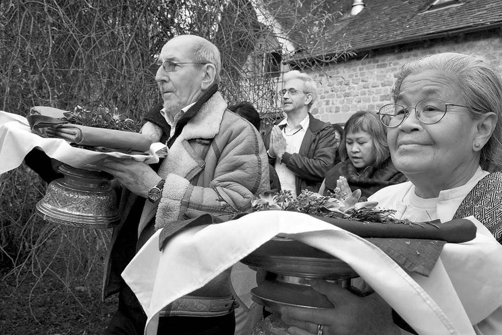 George Sharp, who originally invited Luang Por to England, and long-time supporters lead the Kathina offering procession at Cittaviveka Monastery Por s life as a bhikkhu, a DVD of 108 of his Dhamma